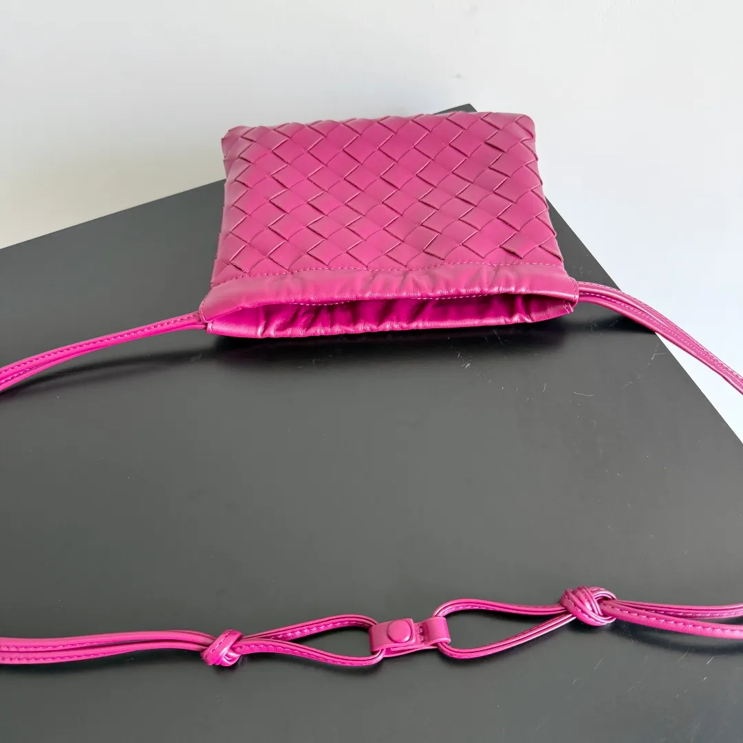 Batch 1400 BOTTEGA VENETA DUSTBAG mini size is officially launched📣📣. It still continues the classic weaving process. The lazy and casual feeling presented by the drawstring pockets is not too suitable for summer. The small back body is light and convenient. It is enough to carry lipstick and tissues when going out every day. It is not easy to make mistakes with any clothes. The shoulder strap has a buckle and pull-out design, which can be adjusted to unlock multiple carrying methods. Style number: 816987 Size: 21*16.6*1cm